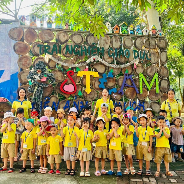 Áo thun cổ tròn mầm non màu vàng