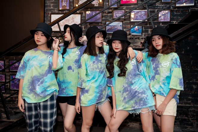 Áo thun lớp loang màu