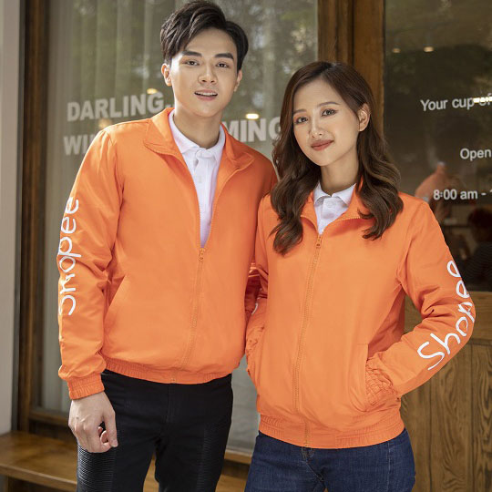 Mẫu đồng phục áo khoác gió màu cam của shopee Hà Nội