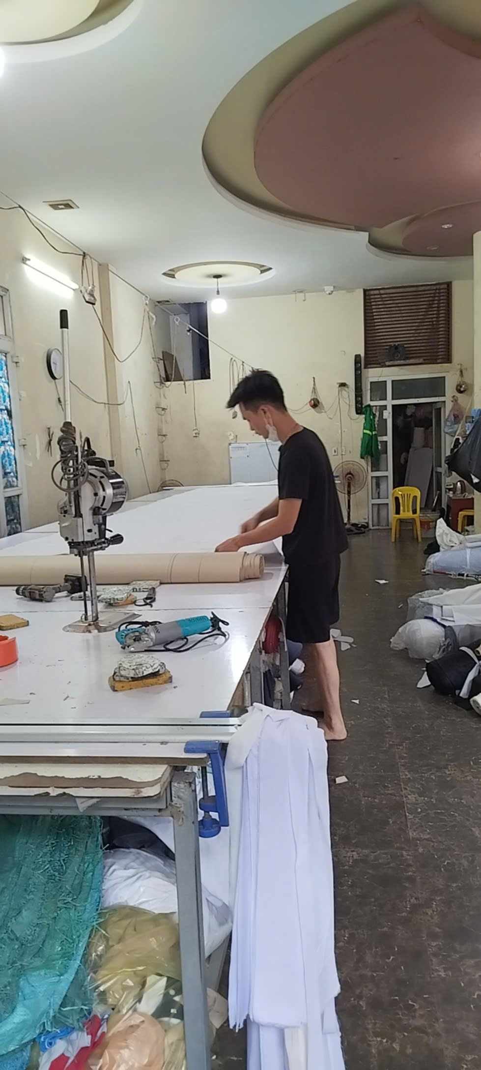Bàn cắt áo của Vie Uniform