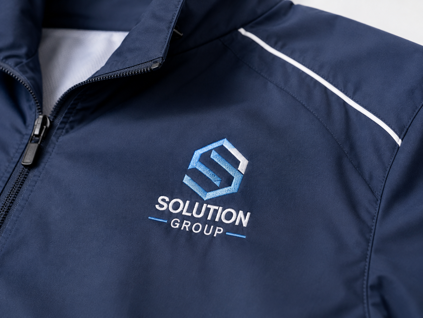 Áo khoác gió có logo In logo ngực trái