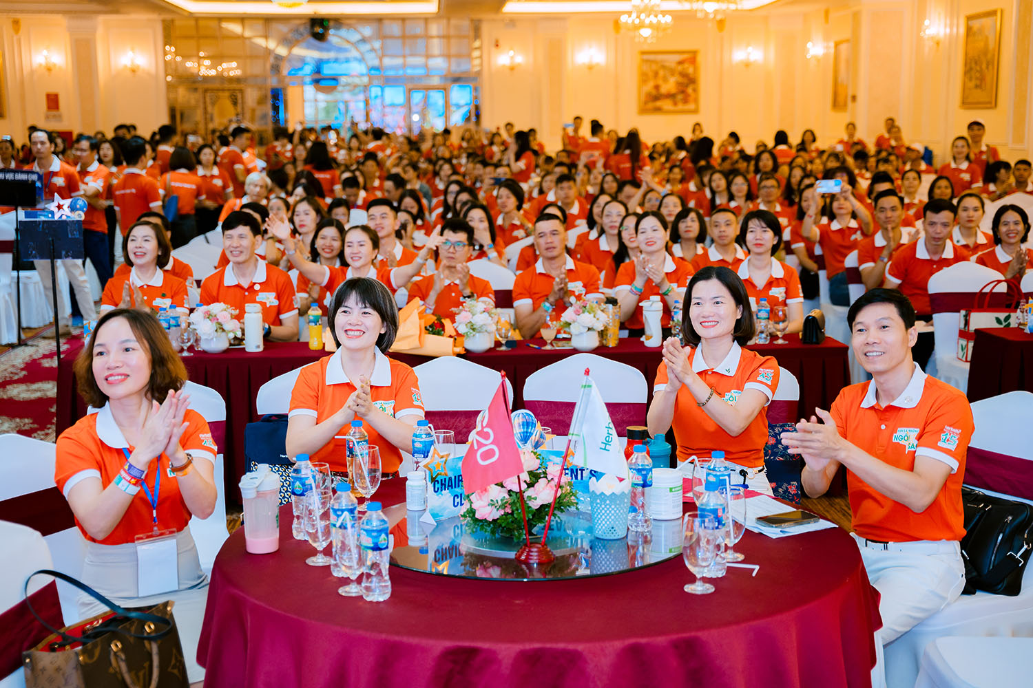Áo thun polo cam FAWT (4) Áo thun polo FAWT sảnh