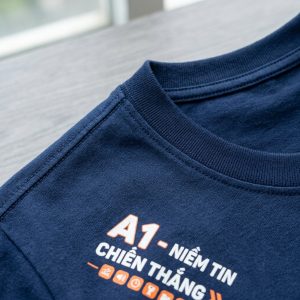 Cận cảnh vải đường may và hình in của đồng phục áo thun lớp