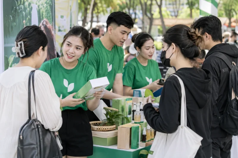 Áo đồng phục quảng bá thương hiệu trong chương trình thực tế