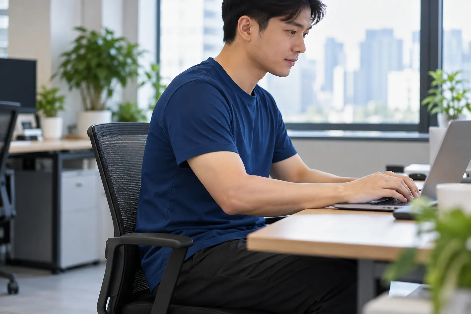 Áo thun đồng phục khi ngồi làm việc
