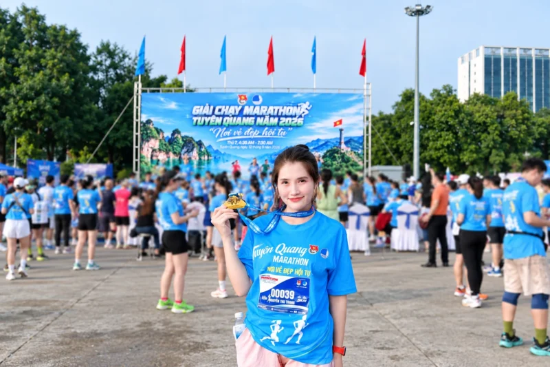 Áo thun đồng phục marathon chụp cùng huy chương hoàn thành 1