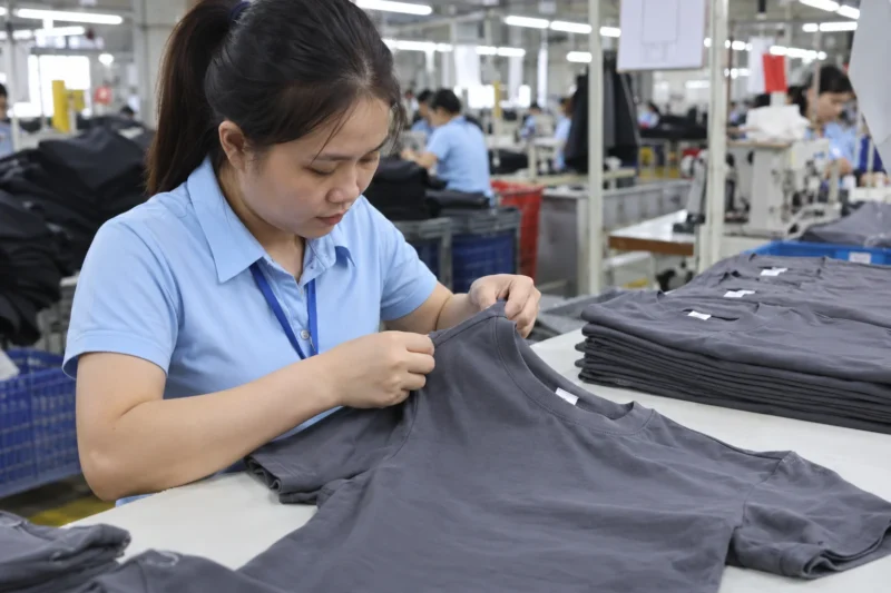 Cách kiểm tra đường may áo đồng phục