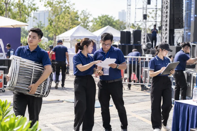 Đội ngũ tổ chức mặc đồng phục tại sự kiện ngoài trời