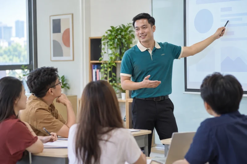 Đồng phục giáo viên tiếng Anh khi giảng dạy trên lớp