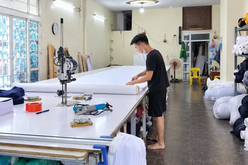 Khu cắt vải tại xưởng may đồng phục trực tiếp 2