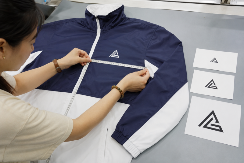 Kích thước logo áo khoác gió