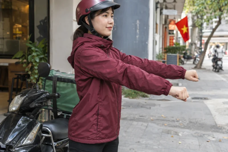 Kiểm tra khả năng vận động của áo khoác shipper