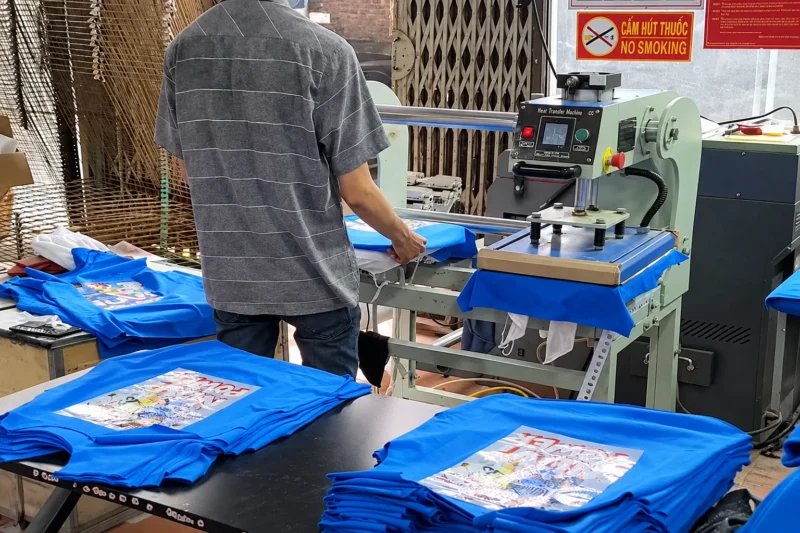 Kiểm tra khu in áo tại xưởng may đồng phục VIE Uniform