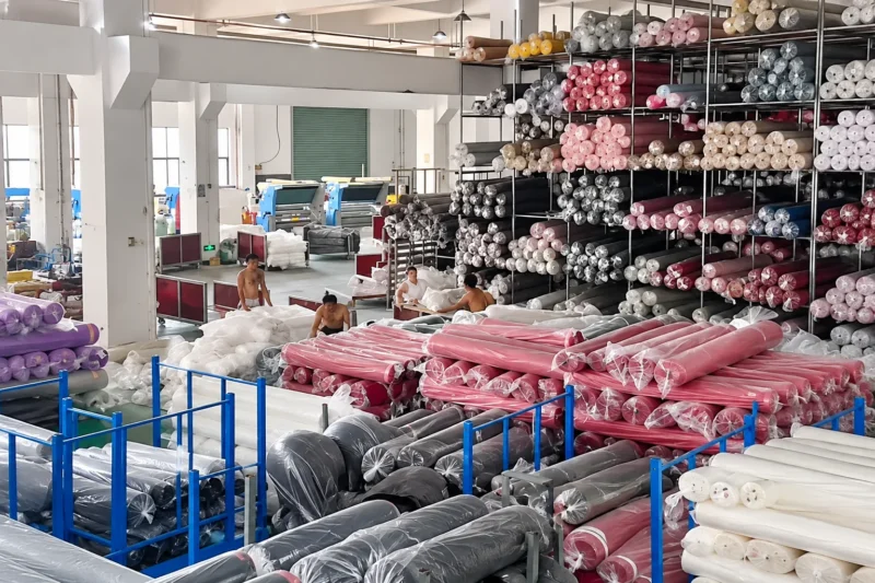 Kiểm tra vải trước khi đưa vào sản xuất đồng phục