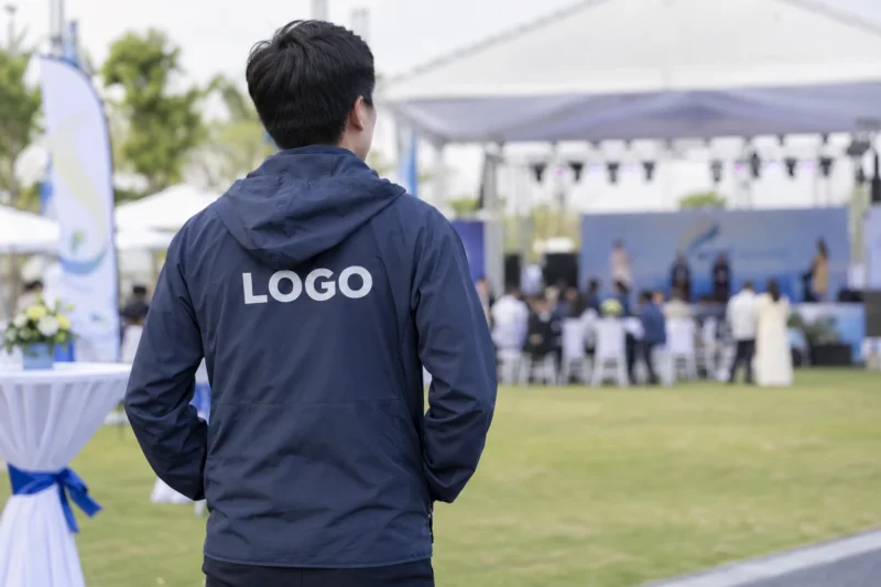 Logo lớn trên lưng áo khoác gió