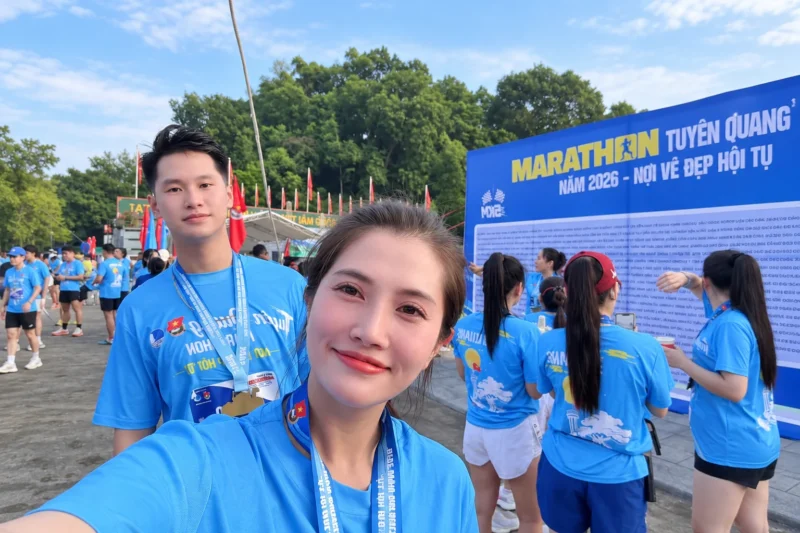 Người tham gia mặc áo thun marathon sau khi hoàn thành giải chạy 1