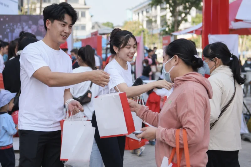 Nhân viên mặc áo phát quà quảng cáo trong chương trình