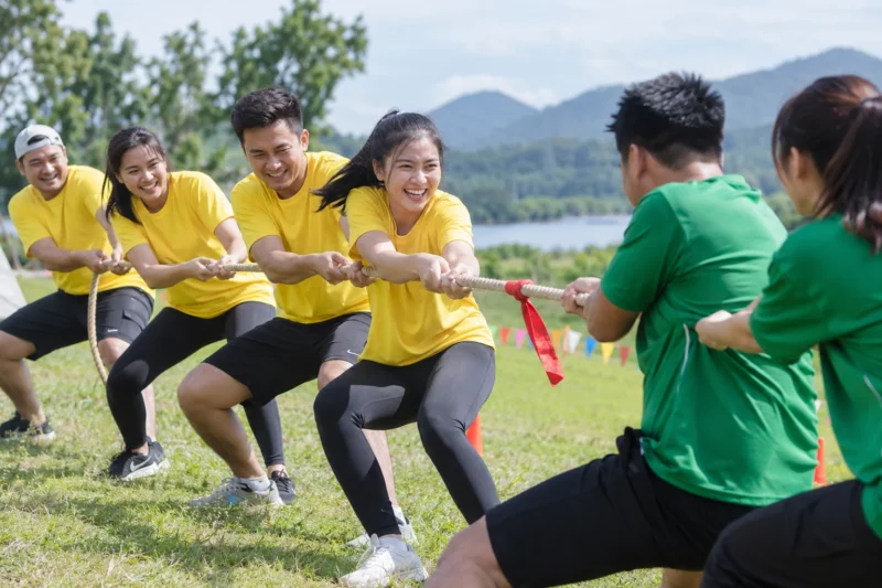 Nhân viên mặc áo teambuilding khi tham gia trò chơi