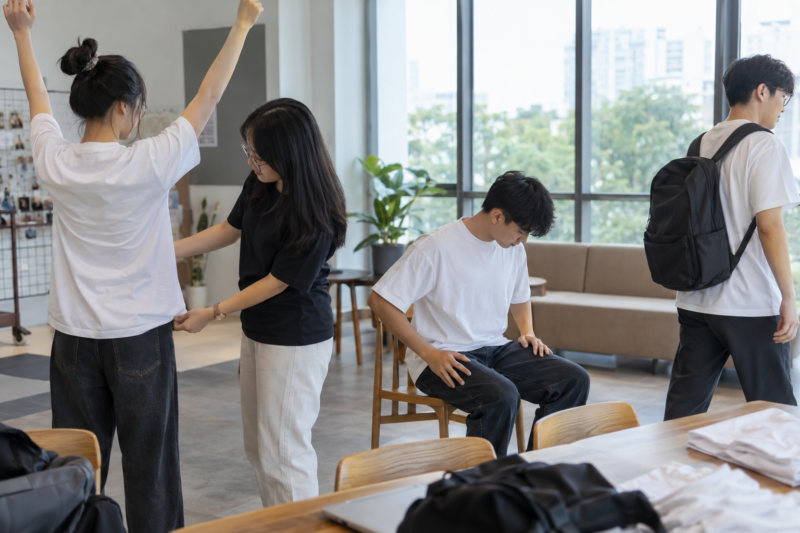 Thử size áo lớp