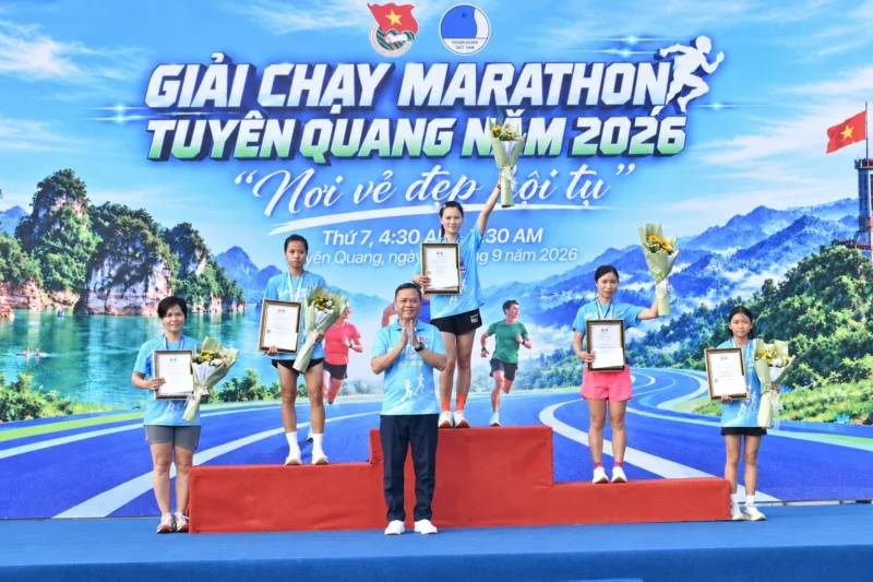 Vận động viên mặc áo đồng phục marathon trên bục trao giải 1