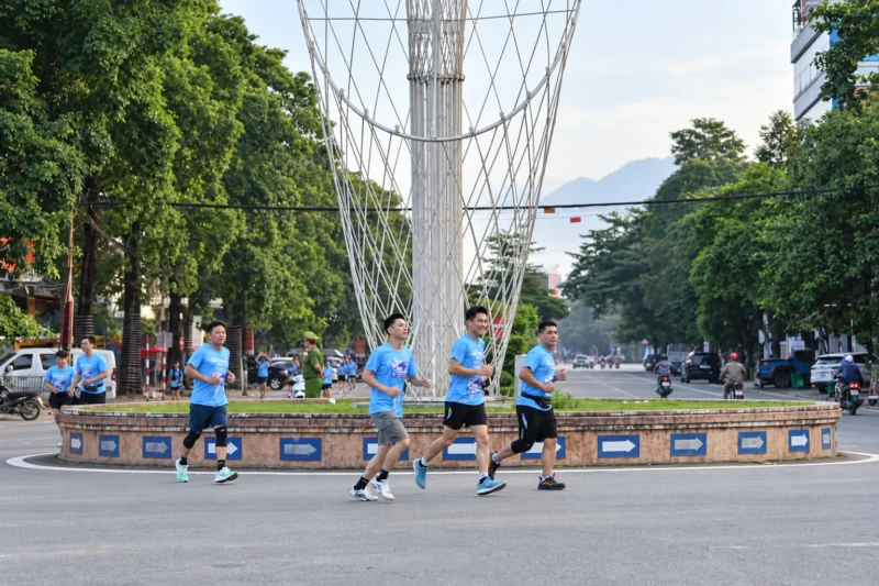 Vận động viên mặc áo đồng phục marathon trên đường chạy 1