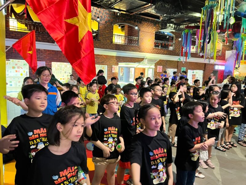 50 áo thun in hình Trường Tiểu học Bế Văn Đàn – Các em học sinh tham gia hoạt động cùng mẫu áo thun in hình của đơn hàng 50 áo. – 3