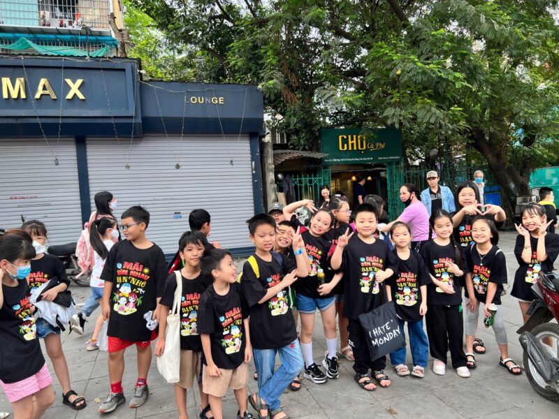 50 áo thun in hình Trường Tiểu học Bế Văn Đàn – Học sinh Trường Tiểu học Bế Văn Đàn mặc áo thun đen in hình trong hoạt động tập thể. – 1
