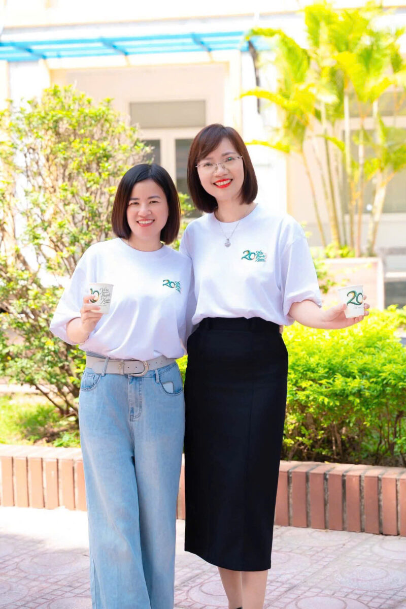 Khách hàng KT44C–NEU mặc áo họp lớp trắng