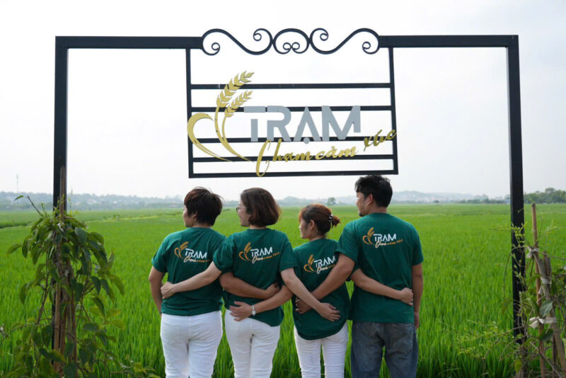 20 áo đội nhóm in hình TRẠM – Cotton 100% 250gsm giãn 2 chiều – Mặt sau áo đội nhóm với hình in TRẠM lớn trên nền xanh. – 5