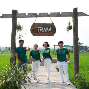 Khách hàng mặc áo đội nhóm TRẠM