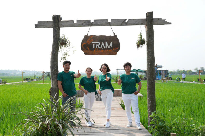 20 áo đội nhóm in hình TRẠM – Cotton 100% 250gsm giãn 2 chiều – Nhóm khách hàng mặc áo xanh TRẠM, hình in nhỏ ở ngực trái. – 1