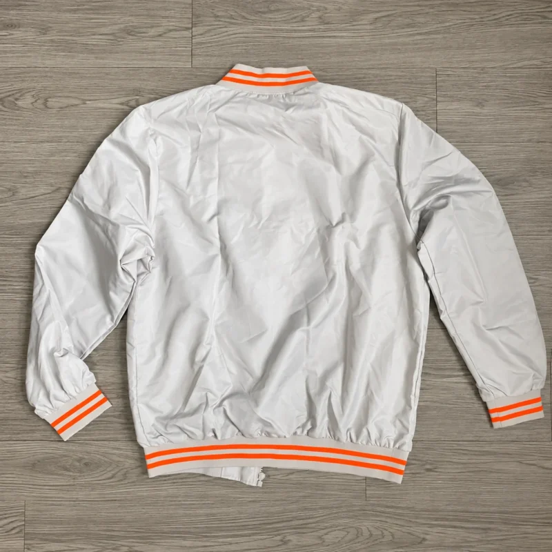 Áo gió bomber trường nghề – Mặt sau áo bomber với thân trơn và bo gấu hai sọc cam. – 2