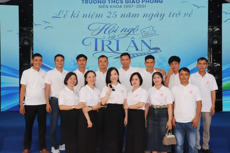 Áo kỷ niệm 25 năm ra trường THCS Giao Phong – Nhóm cựu học sinh mặc áo polo đồng phục tại sân khấu “Hội ngộ – Tri ân”. – 3