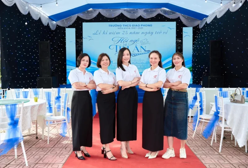 Áo kỷ niệm 25 năm ra trường THCS Giao Phong – Áo polo trắng logo đỏ được phối với chân váy tối màu trong buổi hội khóa. – 4