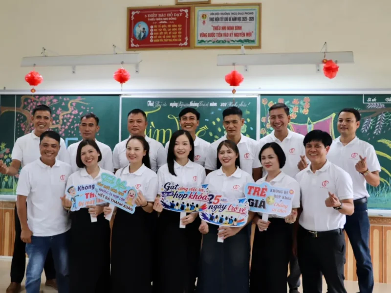 Áo kỷ niệm 25 năm ra trường THCS Giao Phong – Khách hàng mặc áo kỷ niệm và chụp ảnh trong lớp học. – 9