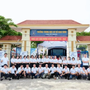 Áo kỷ niệm 25 năm Giao Phong – tập thể trước cổng trường