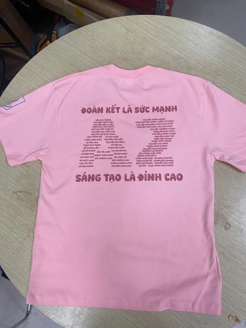 Áo lớp A2 THCS Giảng Võ – Mặt sau áo lớp A2: tên các thành viên tạo thành chữ A2, kết hợp khẩu hiệu của lớp.