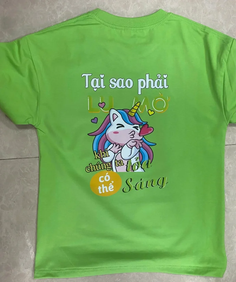 50 áo lớp A7 Class xanh cốm – Cotton 190 gsm – Mặt sau áo xanh cốm in kỳ lân và thông điệp Tại sao phải lu mờ khi chúng ta có thể tỏa sáng. – 2