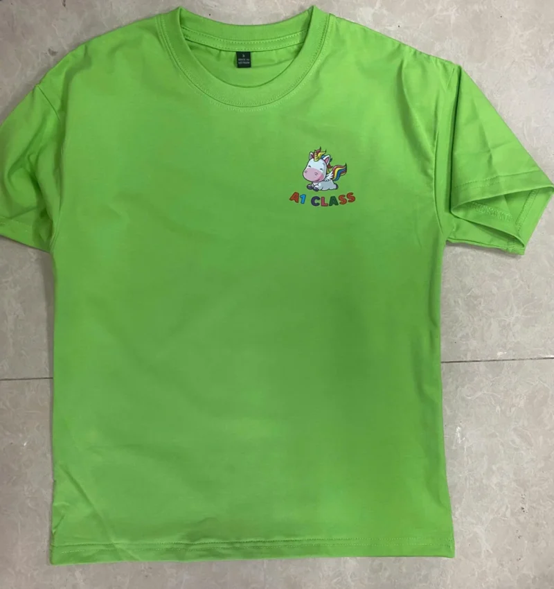 50 áo lớp A7 Class xanh cốm – Cotton 190 gsm – Mặt trước áo xanh cốm với kỳ lân và chữ A7 Class ở ngực trái. – 1