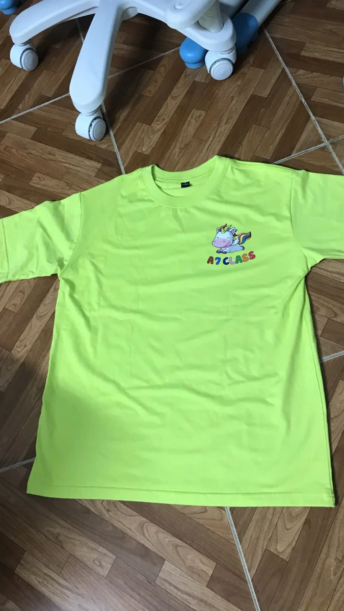 Áo lớp Tiểu học Thịnh Liệt – Các mẫu thực tế tại VIE – Mặt trước áo xanh cốm, logo kỳ lân A7 Class bên ngực trái. – 11