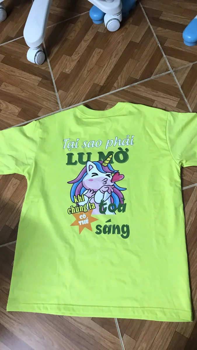 Áo lớp Tiểu học Thịnh Liệt – Các mẫu thực tế tại VIE – Thành phẩm áo xanh cốm với hình in nhiều màu phía sau. – 10