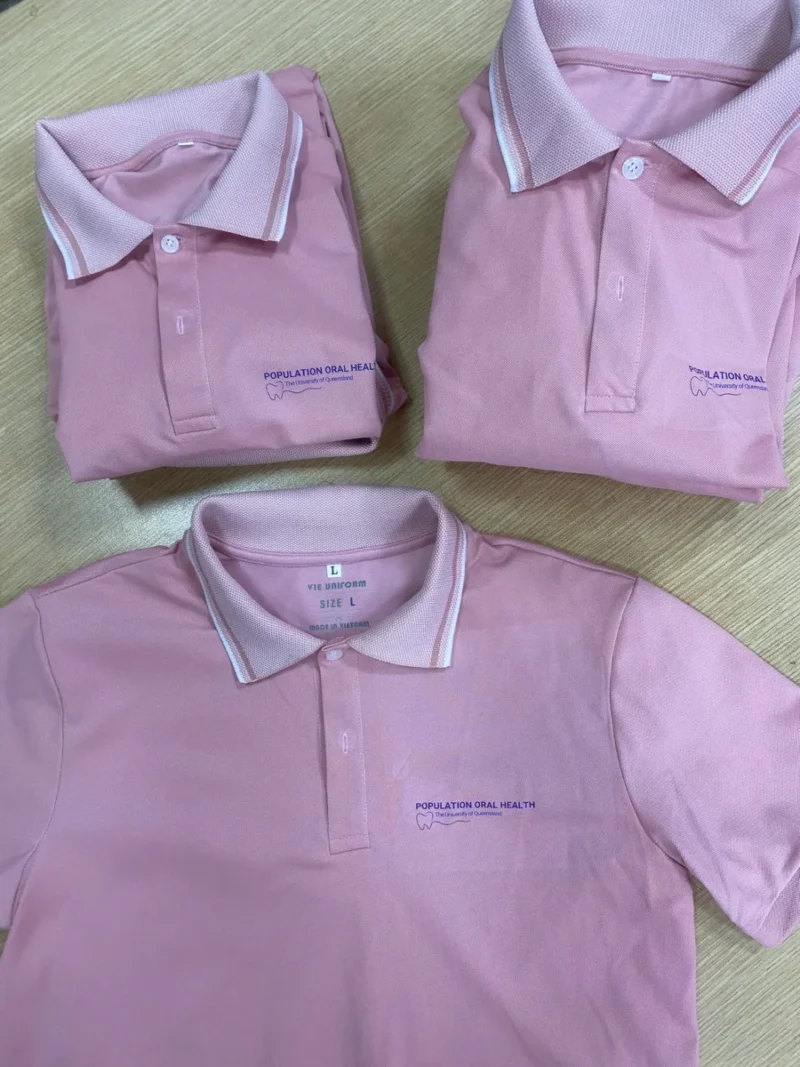 100 áo polo Population Oral Health – Đơn KT021 – Chi tiết cổ polo viền trắng, logo ngực và nhãn VIE Uniform bên trong cổ áo. – 2