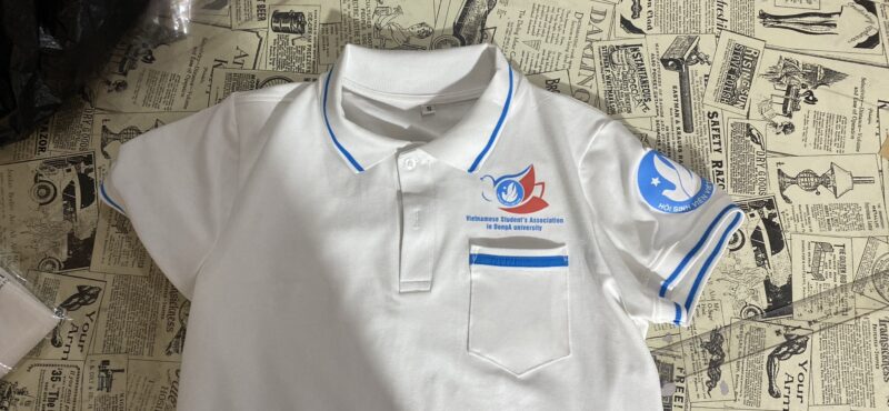 Đồng phục sinh viên – 21 áo sơ mi và 21 áo polo túi ngực – Ảnh gốc áo polo trắng phối xanh, in logo ngực và tay trái. – 4