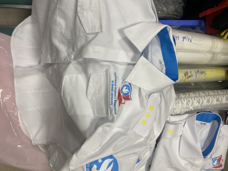 Đồng phục sinh viên – 21 áo sơ mi và 21 áo polo túi ngực – Ảnh gốc áo sơ mi thành phẩm với cầu vai, túi ngực và cổ phối xanh. – 6