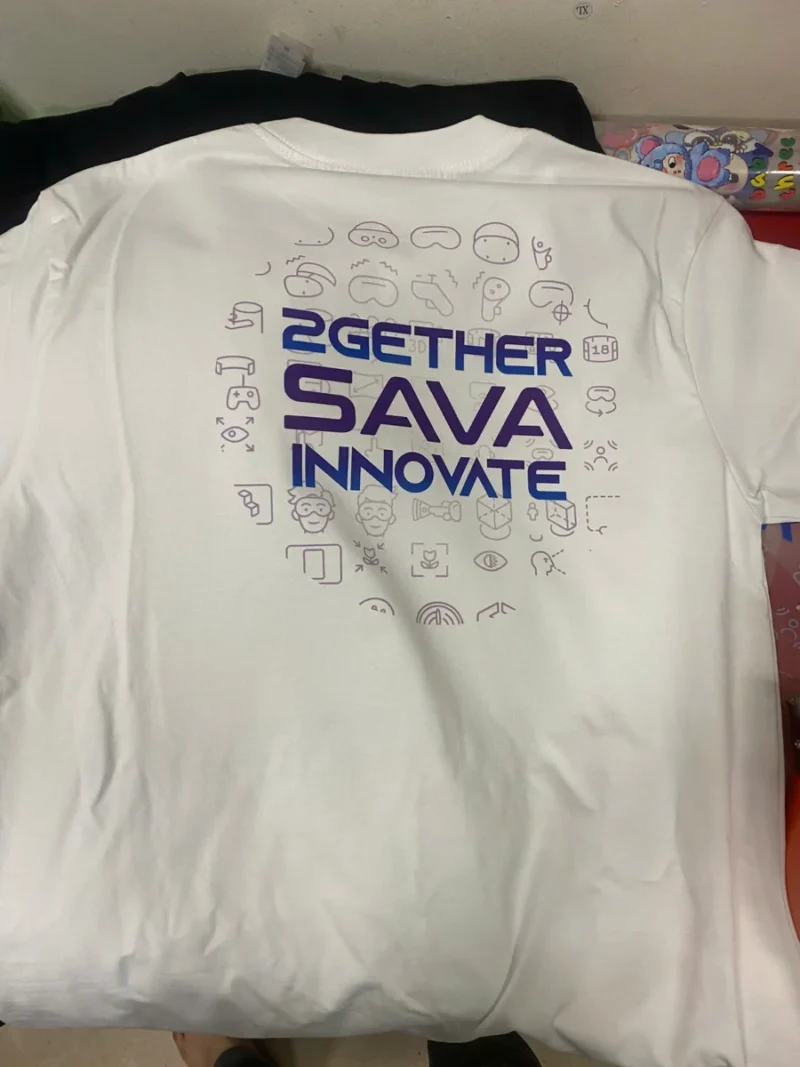 Áo thun SAVA META trắng in hình trước sau – Mặt sau áo thun trắng SAVA META, hình in 2GETHER SAVA INNOVATE – thành phẩm thực tế. – 1