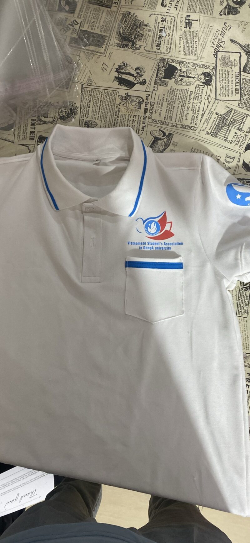 Đồng phục sinh viên – 21 áo sơ mi và 21 áo polo túi ngực – Chi tiết túi ngực và viền xanh trên áo polo thành phẩm. – 5