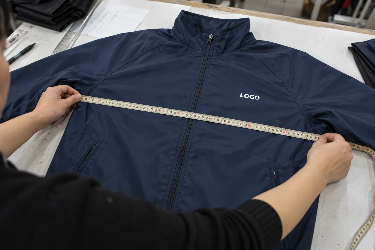 Đo ngang ngực áo khoác gió xanh navy