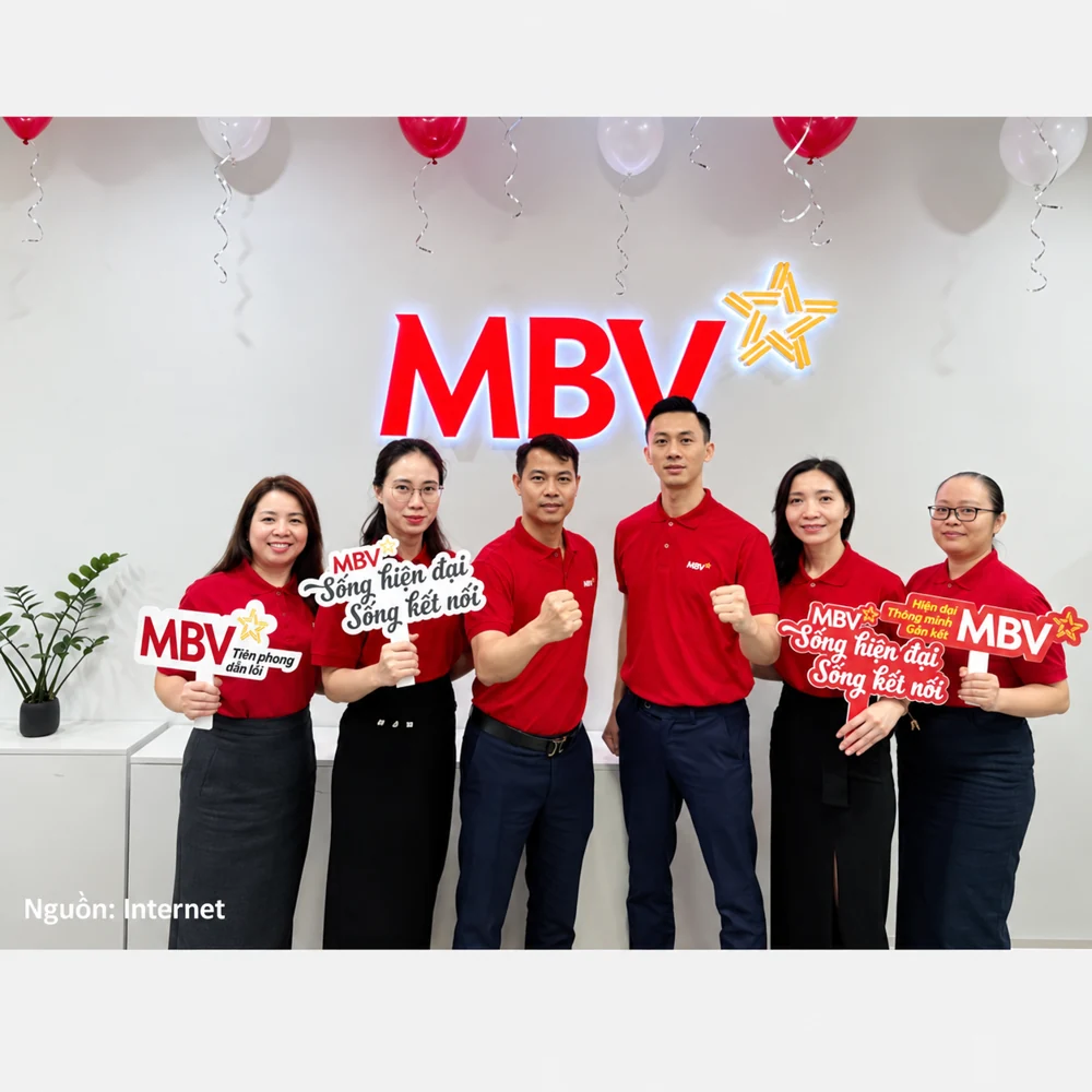 Nhóm mặc áo polo đỏ trong không gian MBV – ảnh tham khảo nguồn Internet