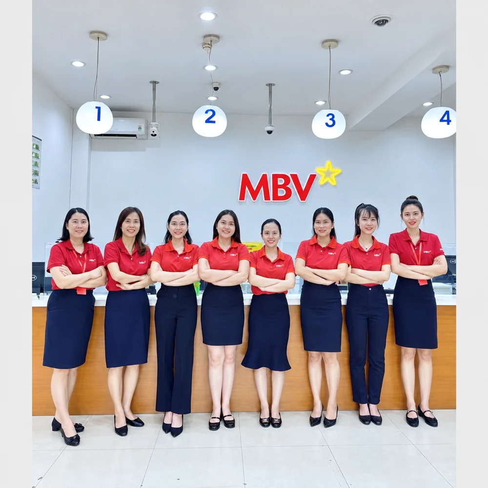 Nhân viên mặc đồng phục đỏ tại quầy MBV – ảnh tham khảo