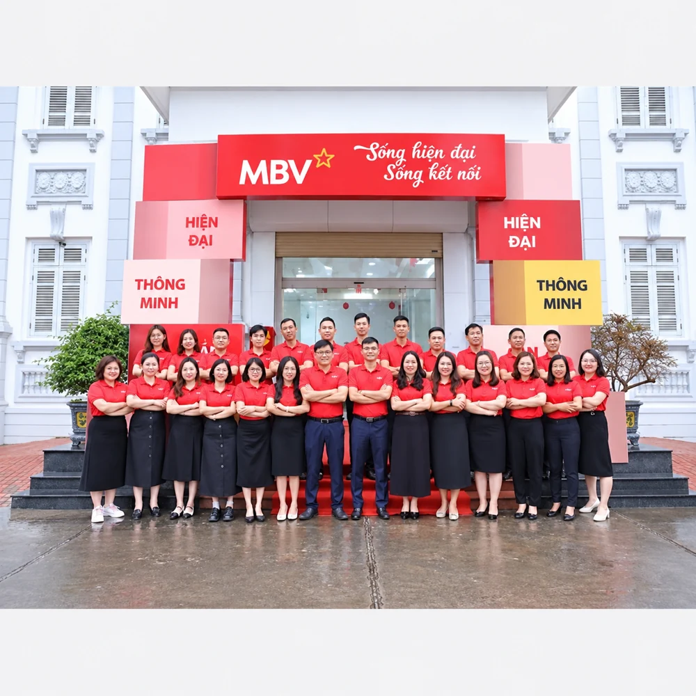 Tập thể mặc áo đỏ trước điểm giao dịch MBV – ảnh tham khảo